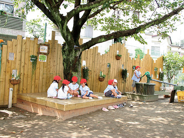 大森みのり幼稚園の園庭デッキ