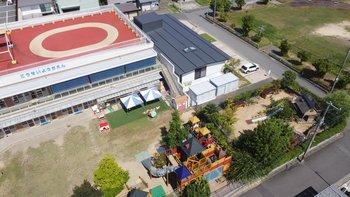 黒い屋根の建物が佼成ふたば。園に隣接している