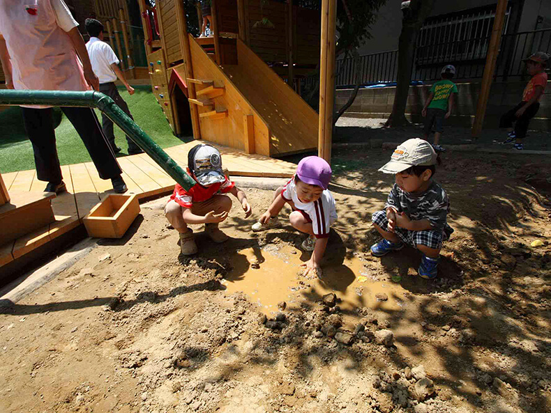 明彩幼稚園の砂場遊び