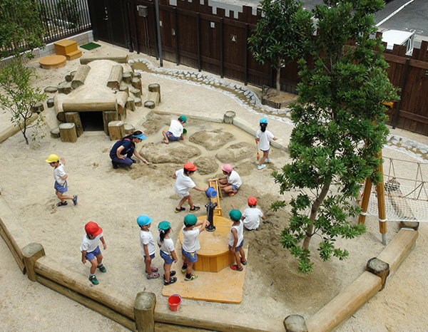 園庭を組み立てる 園庭づくりについて アネビーのしごと アネビー 幼稚園 保育園 商業施設の遊具 遊び場