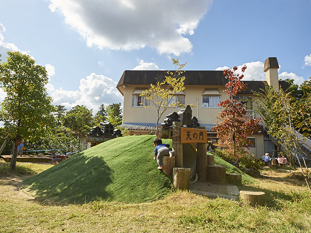 小立野善隣館こども園の園庭築山