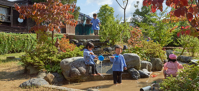 小立野善隣館こども園の園庭水遊び