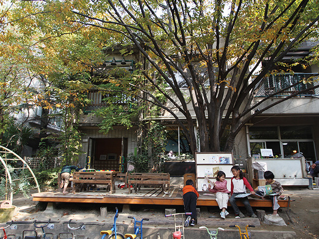 川和保育園の園庭デッキ