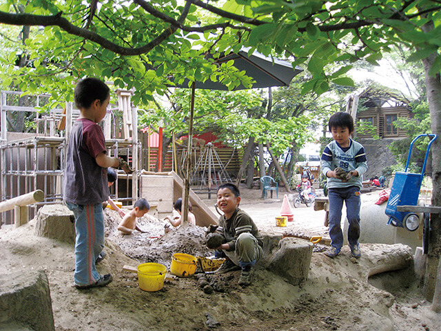 川和保育園の砂場遊び